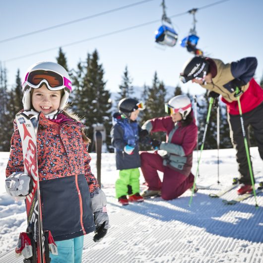 Familie im Skicircus Saalbach Hinterglemm Leogang Fieberbrunn