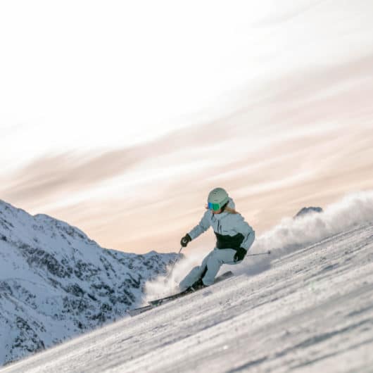 das-stoaberg-salzburgerland-winterauszeit-pistentage-skifahren-leogang_quelle-salzburgerland Pisten runtersausen im das Stoaberg